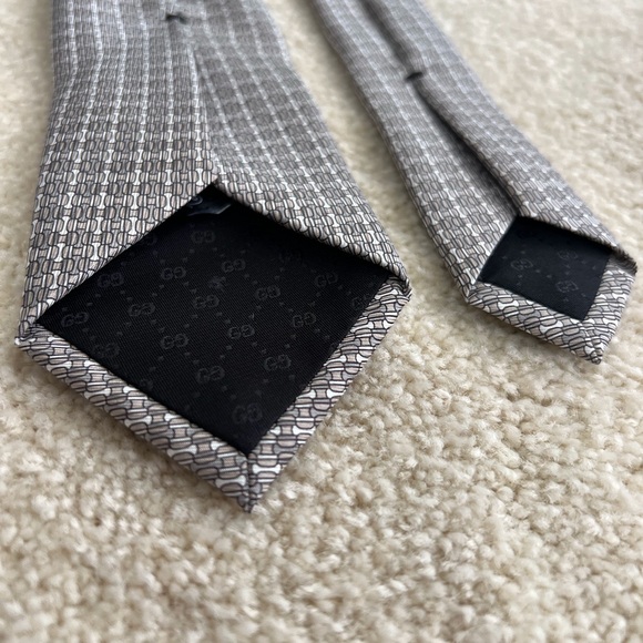 Men’s GUCCI tie - small grey and silver intricate design. - Picture 2 of 4